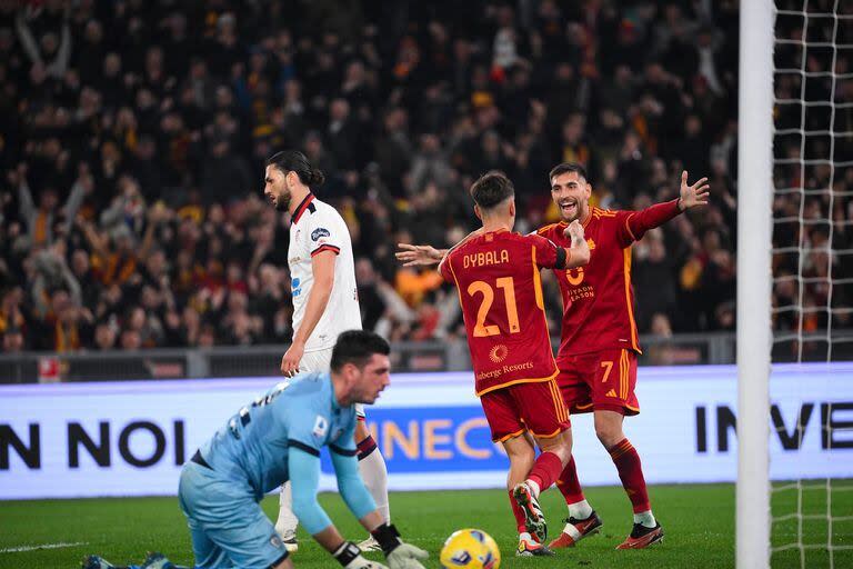 Volvieron las sonrisas a Roma: Dybala festeja un gol con el capitán Pellegrini, en una serie de tres victorias bajo el mando de De Rossi; el equipo venía de sacar un punto sobre nueve en el último tramo de Mourinho.