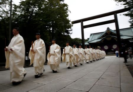 Japanese Shinto priests attend a ritual during an autumn festival at Yasukuni Shrine in Tokyo, Japan October 17, 2017. REUTERS/Kim Kyung-Hoon