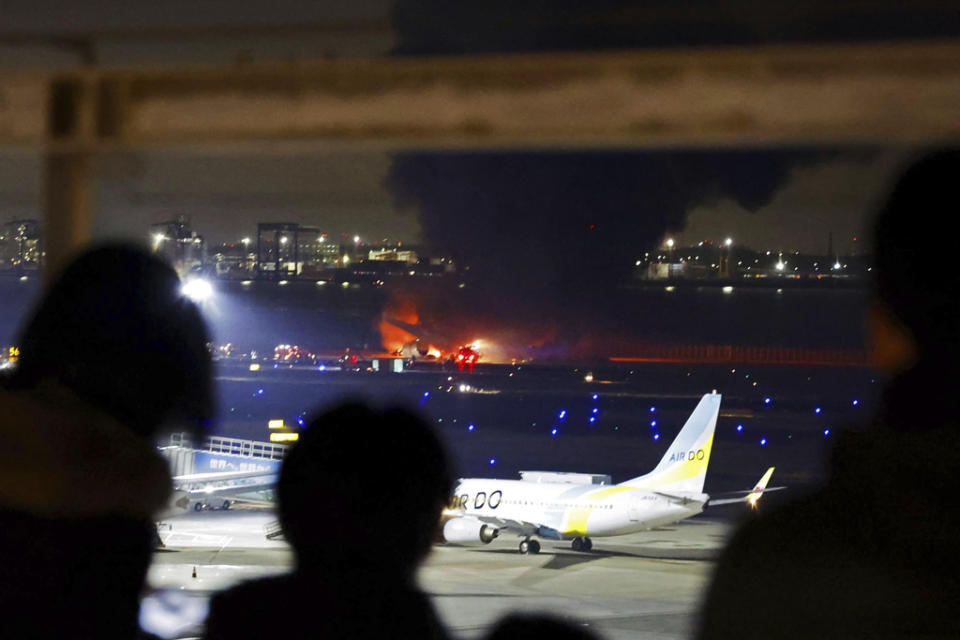 JAL516班機燒毀，逃過一劫的乘客，事後獲日航賠償約20萬日圓，但寵物損失恐超過此金額。（美聯社）