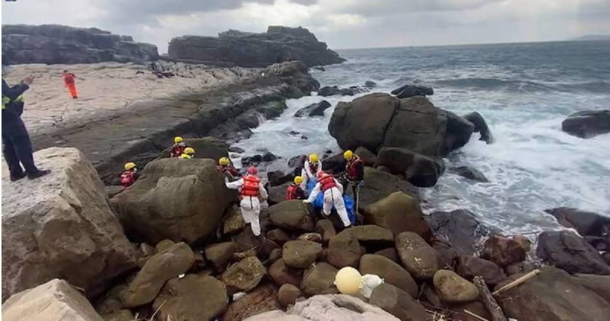 東北角礁岩今日上午發現一局浮屍，疑似1日失聯的趙男，海巡和消防人員正在搜救中。（圖／翻攝畫面）