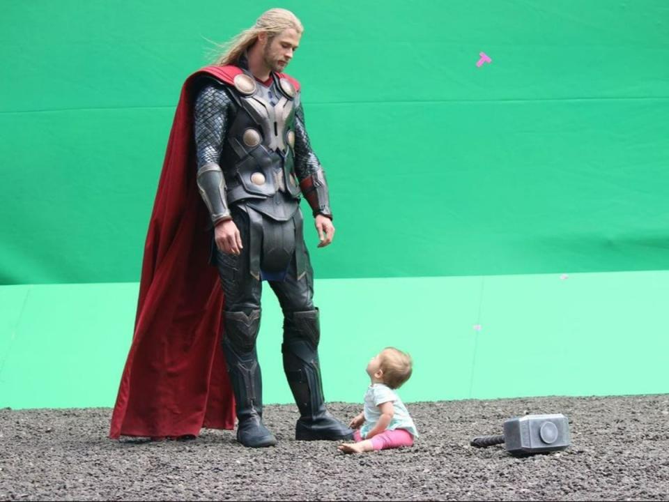 Chris Hemsworth with India on set of ‘Thor’ (Instagram @chrishemsworth)