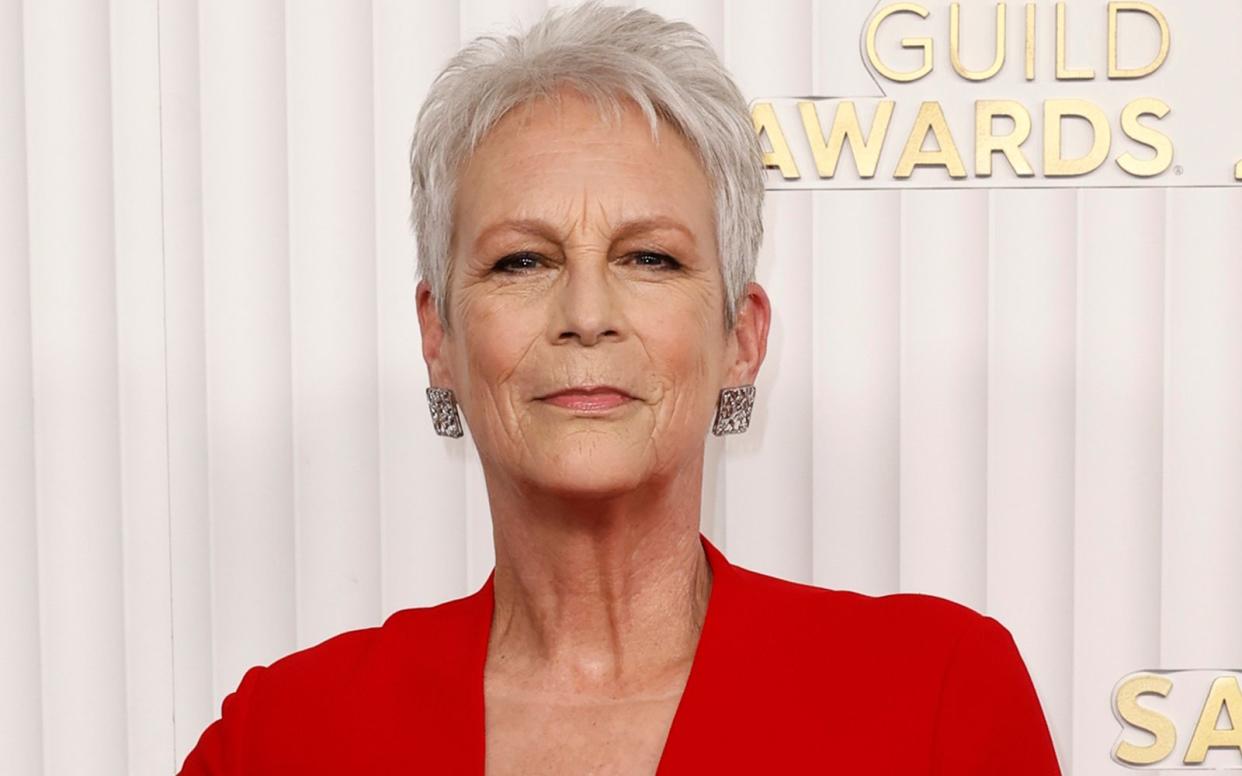 Schauspielerin Jamie Lee Curtis ist dieses Jahr für einen Oscar in der Kategorie "Beste Nebendarstellerin" nominiert. "Ich stehe noch immer unter Schock", gesteht sie. (Bild: 2023 Getty Images/Frazer Harrison)