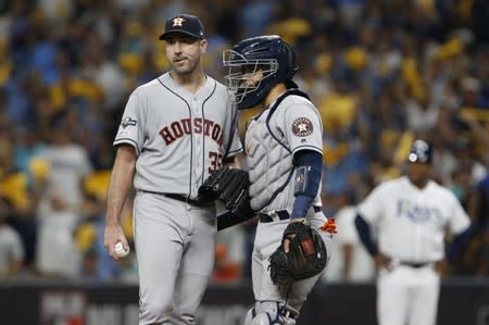 Bottle hurts Yankees' Aroldis Chapman's hand during celebration 