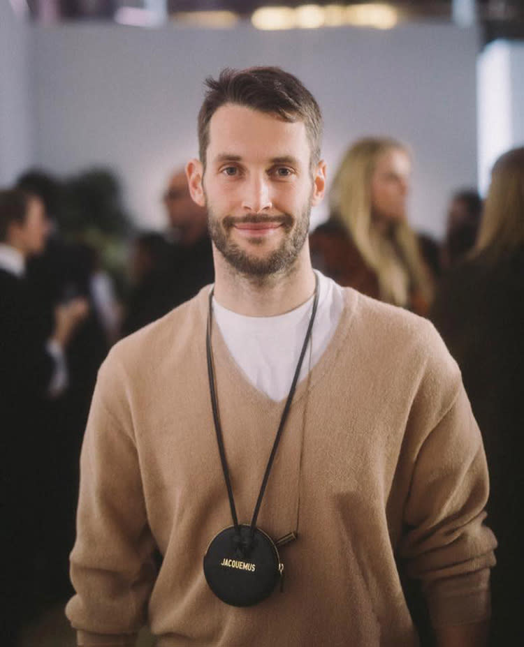 Jacquemus，以修長俐落的廓形、飄逸流動感的材質以及明亮鮮豔的色調，成功塑造極具辨識度的品牌輪廓。