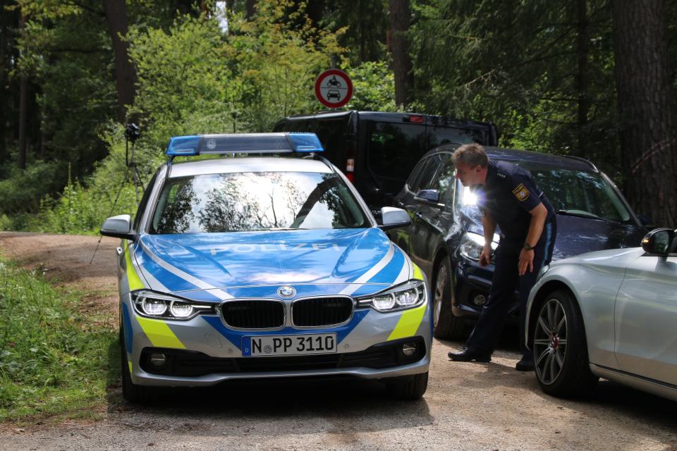 Polizisten nach einem Leichenfund in einem Wald im Landkreis Nürnberger Land am 14.07.2019 (Bild: Andreas Eberlein/dpa)