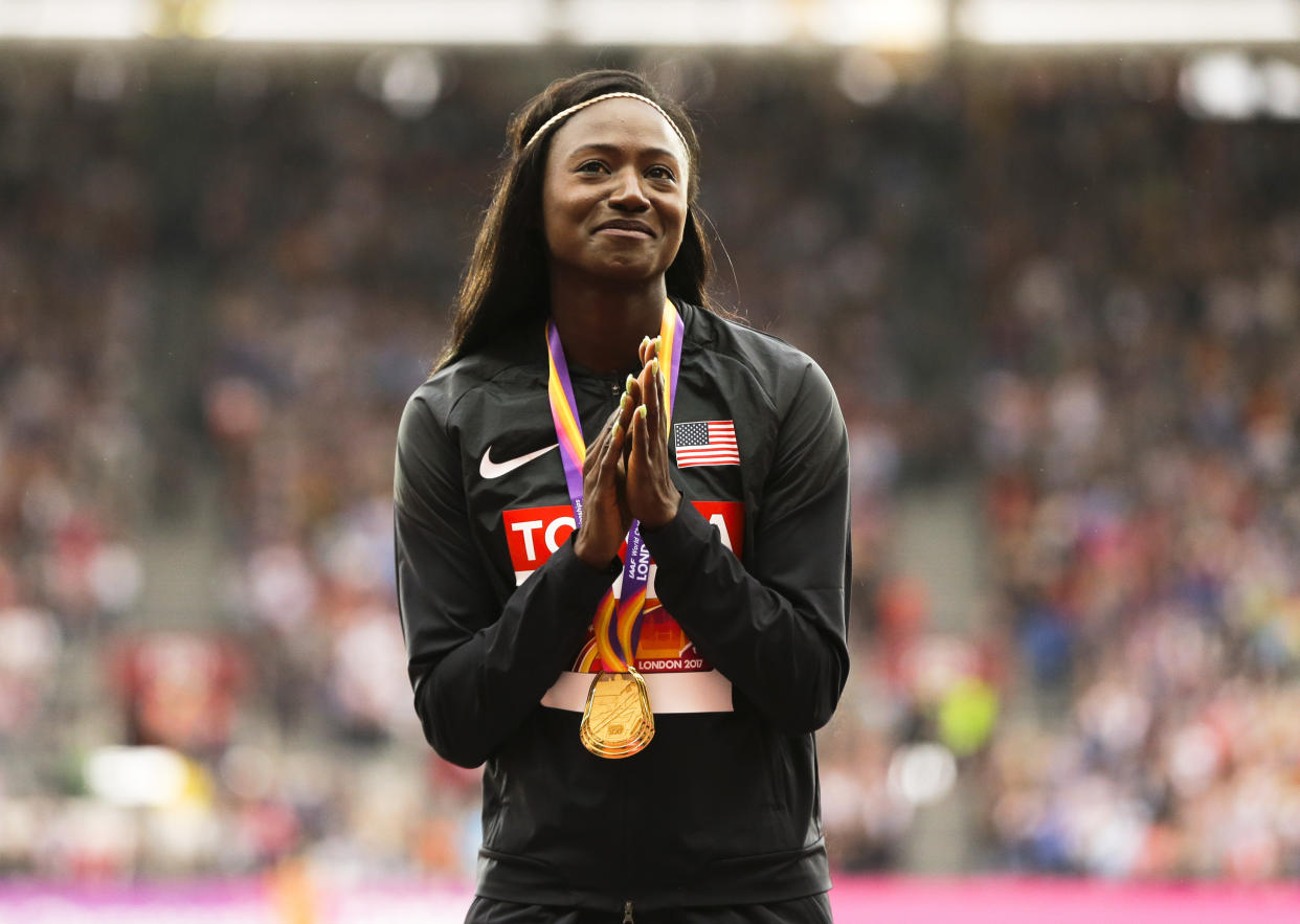 Tori Bowie tras recibir la medalla de oro por ganar los 100 metros femeninos del Mundial de atletismo en Londres, el 7 de agosto de 2017 | (AP Foto/Alastair Grant