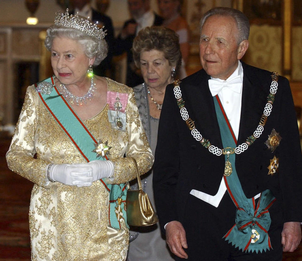 Zu dieser goldbestickten Robe, Tiara und Juwelenkettchen überzeugt Queen Elizabeth II. beispielsweise mit einem goldenen Exemplar. (Bild-Copyright: Matthew Fearn/Associated Press)