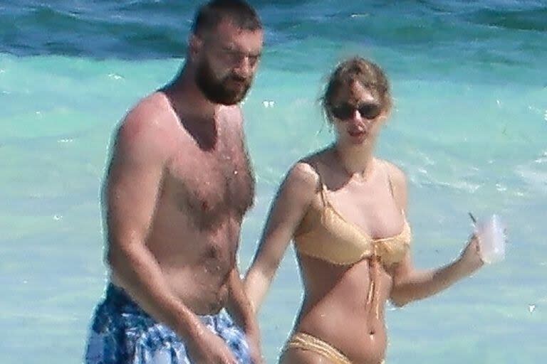 El 2023 fue un año inolvidable para Taylor Swift, no solo por su regreso a los escenarios con su gira mundial, The Eras Tour, sino también porque volvió a apostar al amor de la mano de Travis Kelce. Ahora, a meses de blanquear el romance, los rumores de un compromiso inminente no paran de crecer; los tortolitos fueron captados por los flashes durante su primera escapada romántica a Bahamas