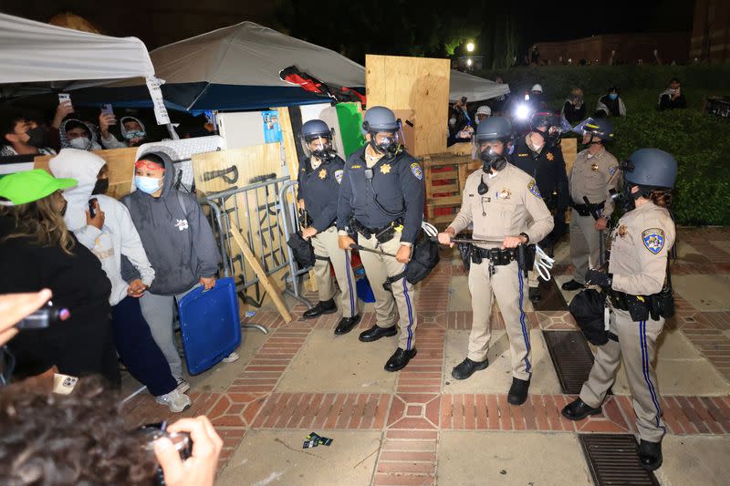 Police move in to quell clashes at Los Angeles pro-Palestinian campus ...