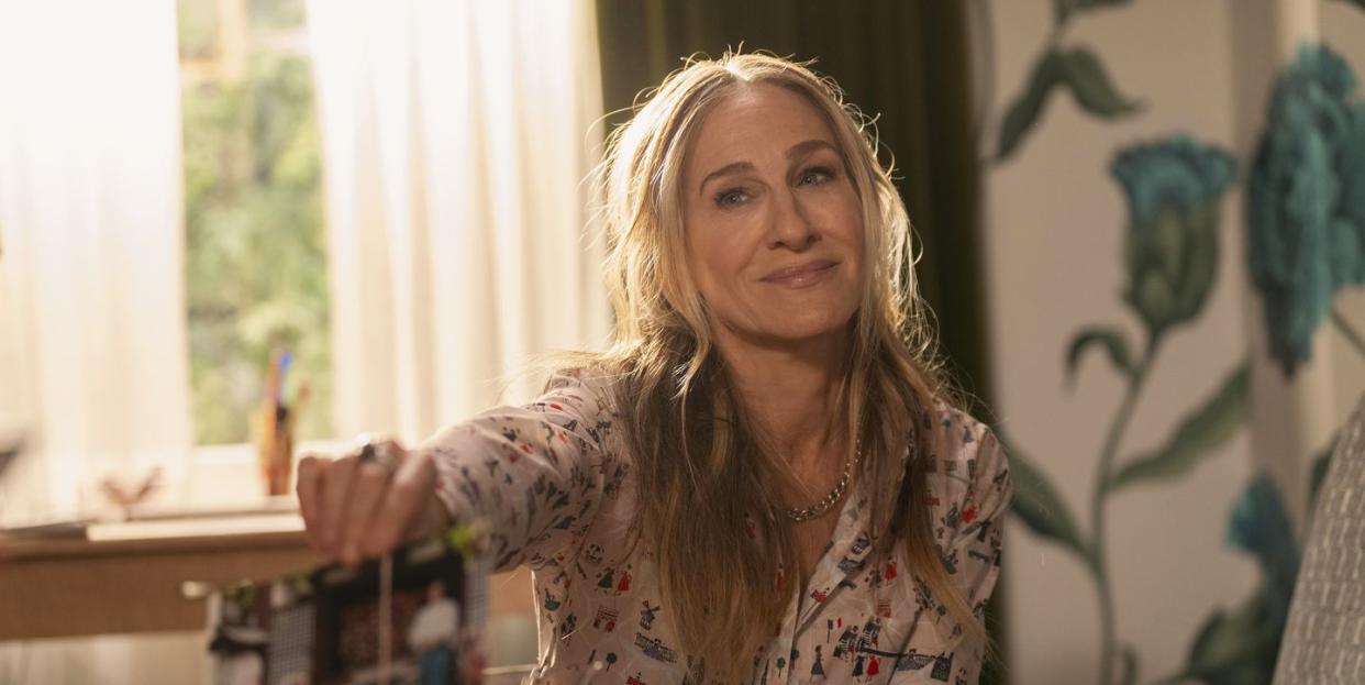 sarah jessica parker as carrie bradshaw, and just like that season 2