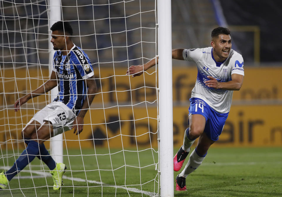 César Pinares, de la Universidad Católica de Chile, a la derecha, celebra tras anotar el segundo gol de su equipo contra Gremio de Brasil durante un partido de fútbol de la Copa Libertadores en Santiago, Chile, el miércoles 16 de septiembre de 2020. (Elvis González/Pool vía AP)