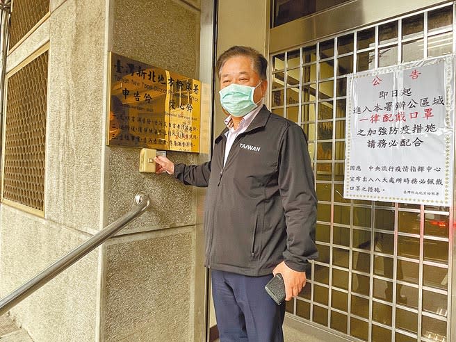 新北市樹林農會爆出賄選，檢方接獲檢舉指前立委廖本煙以綁樁、買票等方式對農會會員賄選，涉嫌違反農會法，訊後50萬元交保。圖為廖本煙日前到地檢署提告畫面。（記者蔡雯如攝）