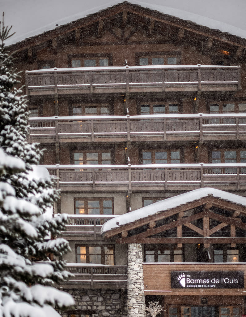 <p>À l’extérieur comme à l’intérieur, le ton est donné. L’ambiance est chaleureuse, l’accueil convivial, le service complet, le personnel à l’écoute. On aime se réfugier aux Barmes de l’Ours. Si cet hôtel reprend les codes du chalet traditionnel de Savoie avec son bois brut vieilli par le temps, ces cinq étoiles le portent en lieu haut de gamme incontournable de la station de ski du Val d’Isère. Sur les quatre étages, ce ne sont pas moins de 76 chambres qui se succèdent. En famille, entre amis ou en couple, ce refuge compte bien vous offrir un séjour mémorable où vous n’aurez à vous occuper de rien… </p><p>Les Barmes de l’Ours </p><p>Mnt de Bellevarde, 73150 Val-d'Isère </p><p>Réservation <a href="https://www.hotellesbarmes.com/" rel="nofollow noopener" target="_blank" data-ylk="slk:en ligne;elm:context_link;itc:0;sec:content-canvas" class="link ">en ligne</a>. </p><br>