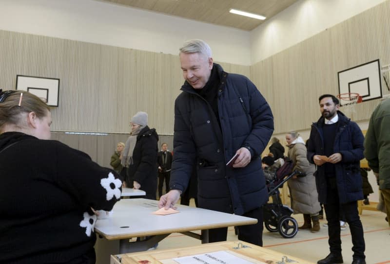 Green Party backed candidate for a nonpartisan constituency association Pekka Haavisto casts his vote during the second round of the Finnish presidential election. Mikko Stig/STT-Lehtikuva/dpa