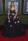 <p>Heidi Klum nos sorprendió como siempre con su creatividad y su fantasiosa inspiración. La actriz y modelo lució un hermoso vestido vaporoso en tono negro de corte palabra de honor, con escote mariposa y una maxi falda de tul con preciosos bordados florales a todo color.<br><br>(Gtres)</p> 