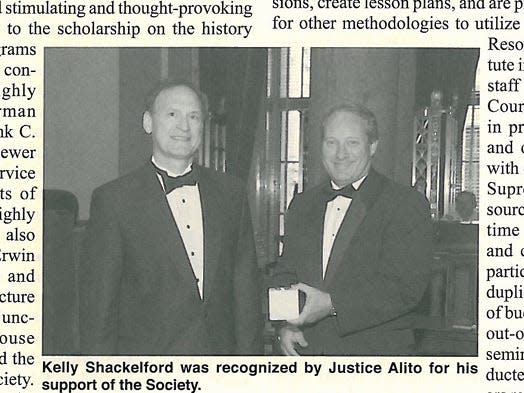 Supreme Court Justice Samuel Alito presents award to Kelly Shackelford in 2010, Supreme Court Historical Society Newsletter