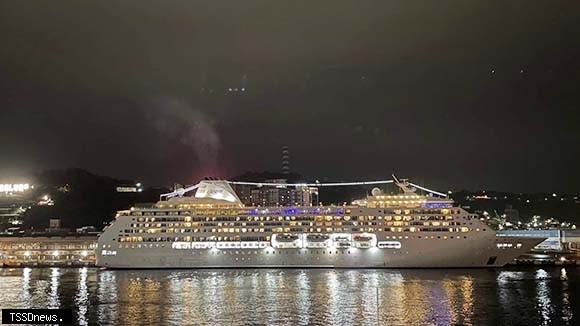 七海水手號於十三日晚間六時三十分靠泊基隆港西岸旅客中心。（圖：基隆港務分公司提供）