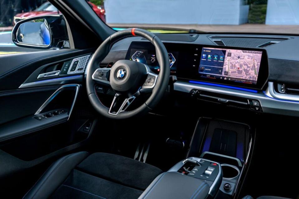 全車系更標配許多頂尖科技配備，包含備受矚目且首次登場的全新BMW Operating System 9使用者介面，加入Zero-layer概念導入全新QuickSelect快捷選單和下方橫幅上的重點功能鍵，讓車主擁有更直覺的數位化體驗。(圖片提供：汎德)