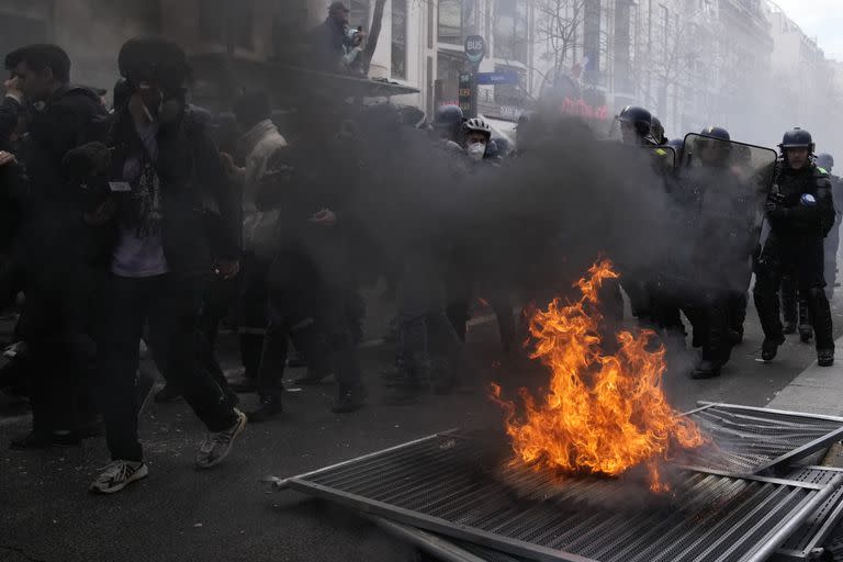 Policías antidisturbios persiguen a manifestantes durante una protesta el jueves 6 de abril de 2023 en París. (AP Foto/Christophe Ena)