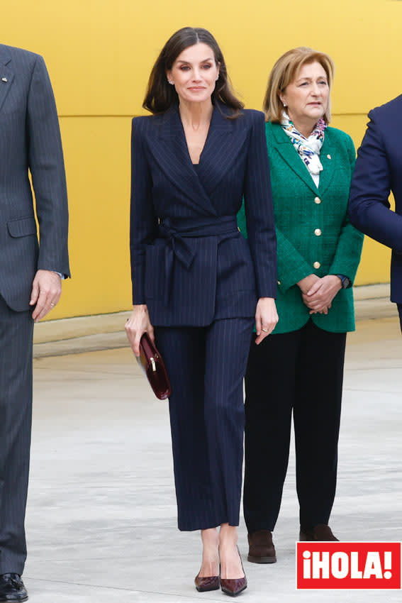 La Reina da una nueva oportunidad a su traje sastre con fajín y sello español