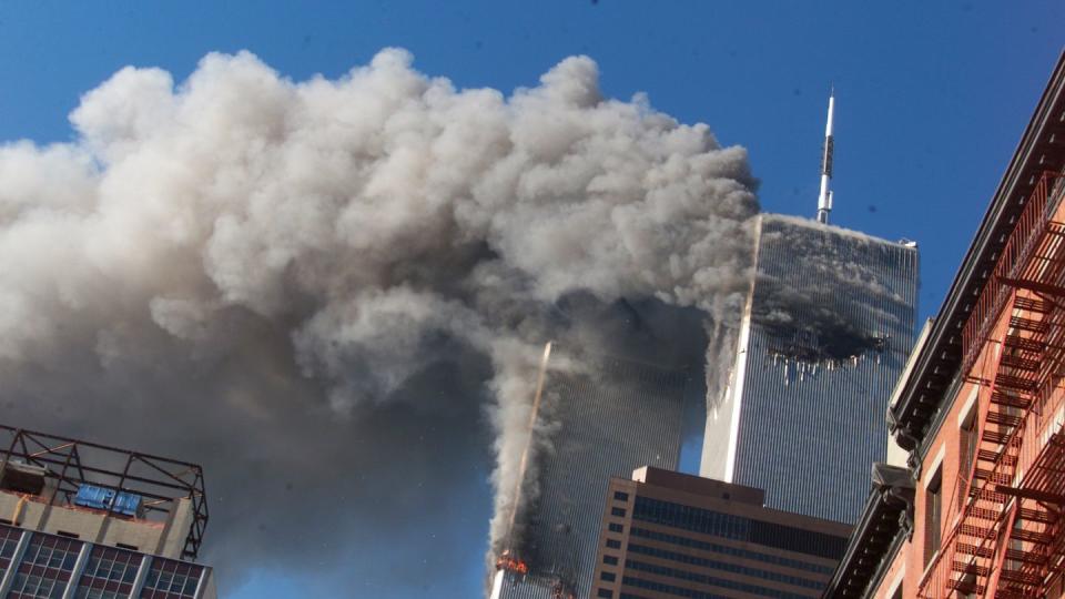 Rauch steigt von den brennenden Zwillingstürmen des World Trade Centers auf, nachdem entführte Flugzeuge am 11. September 2001 in New York City in die Türme gestürzt waren.