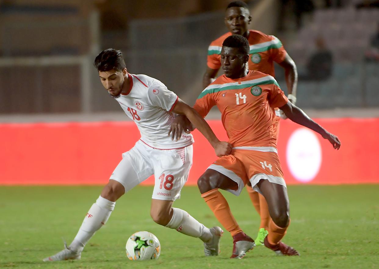 Tunisian striker Bassem Srarfi (L) vies with Niger's forward Ali Mohamed El Fazaz (R) during the African Cup of Nations Group J Match between Tunisia and Niger at the Rades Olympic Stadium in Rades on October 13, 2018. (Photo by FETHI BELAID / AFP)        (Photo credit should read FETHI BELAID/AFP/Getty Images)