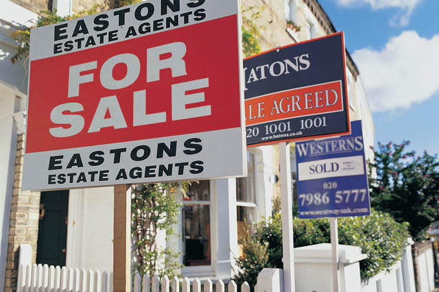 dv687060.jpg dv687060 (Royalty-free) Collection: Digital Vision Caption: For Sale Signs and Sold Signs on Houses Photographer: