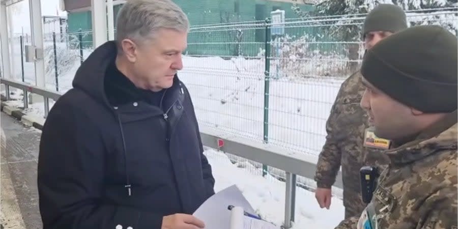 Petro Poroshenko communicates with the border guards who did not let him out of Ukraine