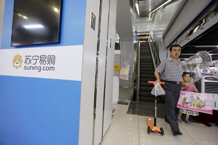 Customers shop at a Suning appliance store in Beijing, China August 11, 2015. REUTERS/Jason Lee/File Photo