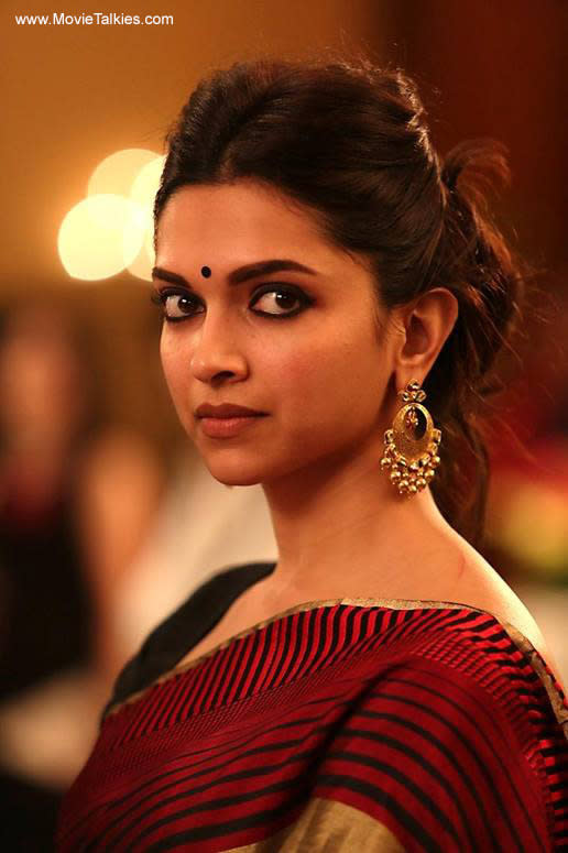 Piku Deepika has wowed us in kurta and palazzo pants in Piku, but the traditional look she flaunted for one the sequences in the film, got us hooked. The red and black striped sari with gold border, gold earrings and super minimal makeup definitely deserves a special mention.