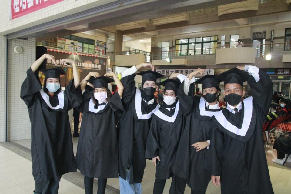 華醫南向國際產學合作專班的畢業生歡喜畢業了。（記者張淑娟攝）