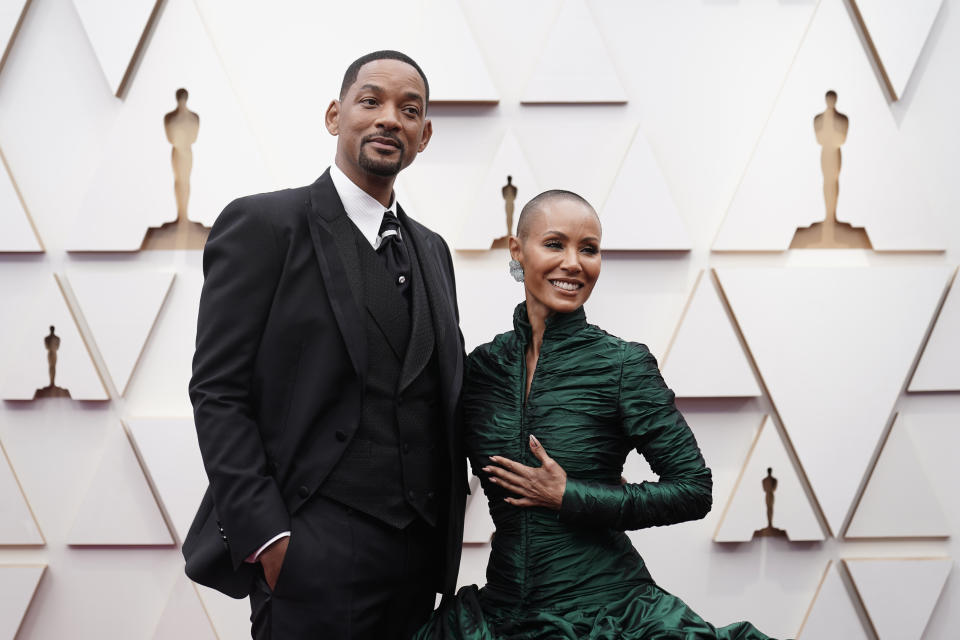 ARCHIVO - Will Smith, izquierda, y Jada Pinkett Smith llegan a los Oscar el 27 de marzo de 2022 en el Teatro Dolby de Los Ángeles. Pinkett Smith y su esposo Will Smith han tenido "vidas completamente separadas" desde 2016, dijo Pinkett Smith en una entrevista con Hoda Kotb. (Foto AP/Jae C. Hong, archivo)