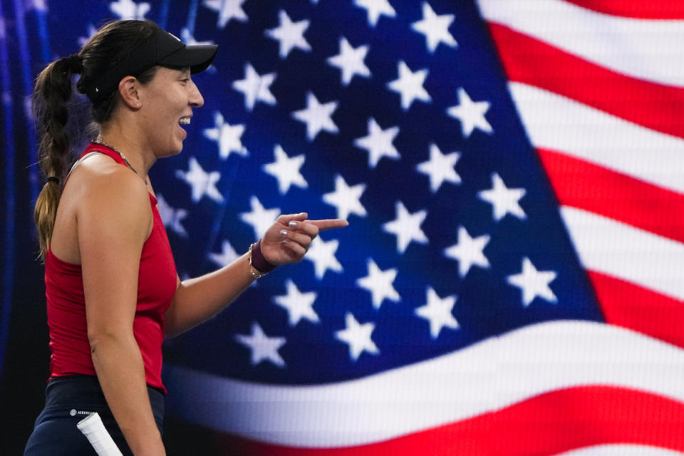 La estadounidense Jessica Pegula celebra tras derrotar a la polaca Iga Swiatek en su partido de semifinales de la United Cup, en Sydney, Australia, el 6 de enero de 2023. (AP Foto/Mark Baker)