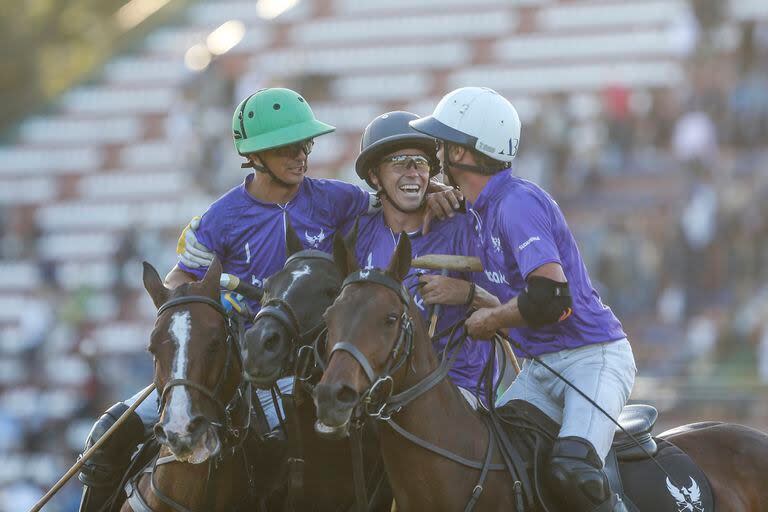 Juan Britos, Jerónimo Del Carril y Alfredo Bigatti festejan el triunfo de La Ensenada sobre Ellerstina en la cancha 1 de Palermo; la organización de Luján definirá con La Natividad la zona B del Argentino Abierto.