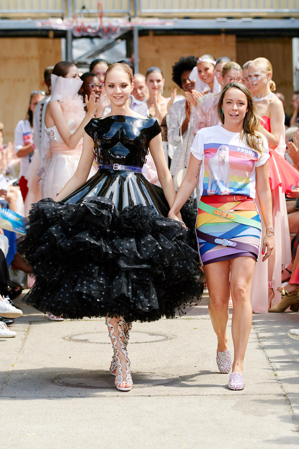 <p>Dass Lady Gaga zur Pride Parade die Buckle Jeans Reinbow trug, feierte Marina zum Finale der Show mit dem T-Shirt in Regenbogenfarben, das die Sängerin in ihrem Entwurf zeigt. (Bild: Stefan Kraul) </p>