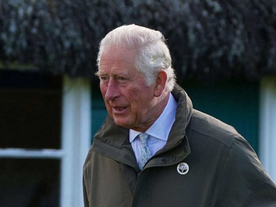 Während eines Besuchs in Aberdeenshire hat Prinz Charles, hier vor wenigen Wochen ebenfalls in Schottland, eine Frage zu seinem Bruder ignoriert. (Bild: imago images/i Images)