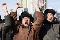 <p>Im nordkoreanischen Pjöngjang herrscht Jubel, als das Staatsfernsehen vom Start einer Interkontinentalrakete berichtet. Diese sei in der Lage, die gesamten USA zu erreichen, verlautbarten staatliche Medien. Damit habe Nordkorea sein Ziel, eine Atommacht zu werden, erreicht. (Bild: AP Photo/Jon Chol Jin) </p>