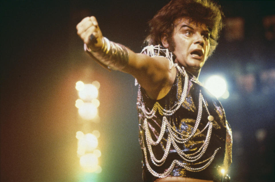 English pop singer Gary Glitter on stage in London, 1975. (Photo by Michael Putland/Getty Images)