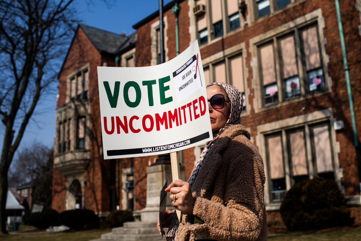 Un letrero que exhorta a votar “no comprometido” en las elecciones primarias de los demócratas, una campaña para enviar un mensaje de inconformidad con el presidente Joe Biden por su apoyo a Israel y a su campaña militar en Gaza, afuera de un lugar de votación en Dearborn, Míchigan, el 27 de febrero de 2024. (Emily Elconin/The New York Times)
