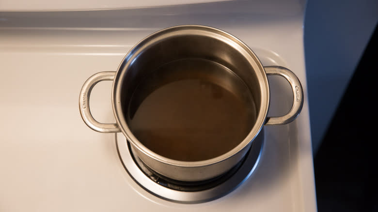 vegetable broth in medium saucepan 