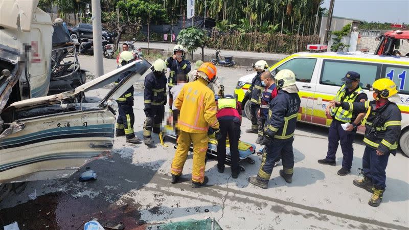屏東鹽埔鄉今天上午發生大車死亡車禍。（圖／翻攝畫面）