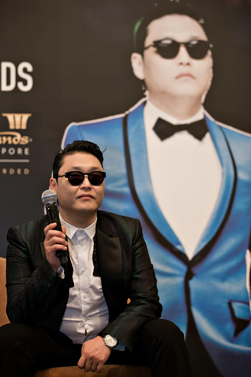 Psy performs in a free showcase at Marina Bay Sands. (Yahoo! photo)