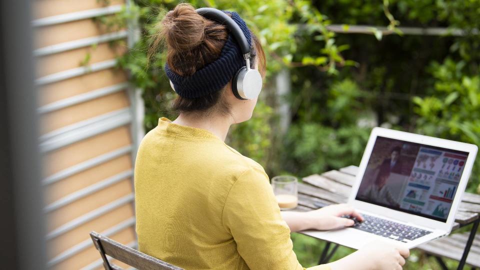 Une femme télétravaille dans son jardin - © Monet - stock.adobe.com