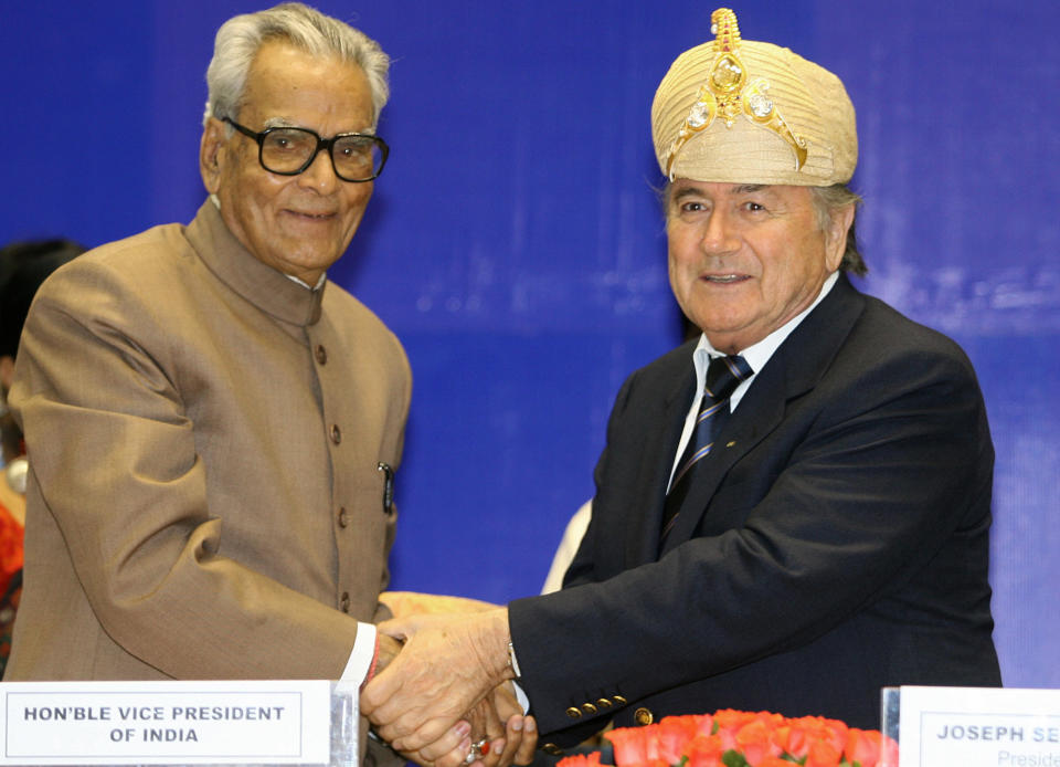 New Delhi, INDIA: Indian Vice President Bhairon Singh Shekhawat (L) shakes hands after presenting a gold turban to Federation of Association Football (FIFA) President Sepp Blatter (R) during the 70th anniversary celebrations of the All India Football Federation (AIFF) in New Delhi, 17 April 2007. Shekhawat is the chief guest of the AIFF celebration. AFP PHOTO/RAVEENDRAN (Photo credit should read RAVEENDRAN/AFP via Getty Images)