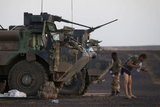 Photo Par Joel Saget - Le capitaine Arnaud (il ne révèle que son prénom) note les points GPS de toutes les découvertes de ses hommes. Les instructions sont de ne rien toucher, au cas où ce serait piégé, et d'attendre les spécialistes du Génie