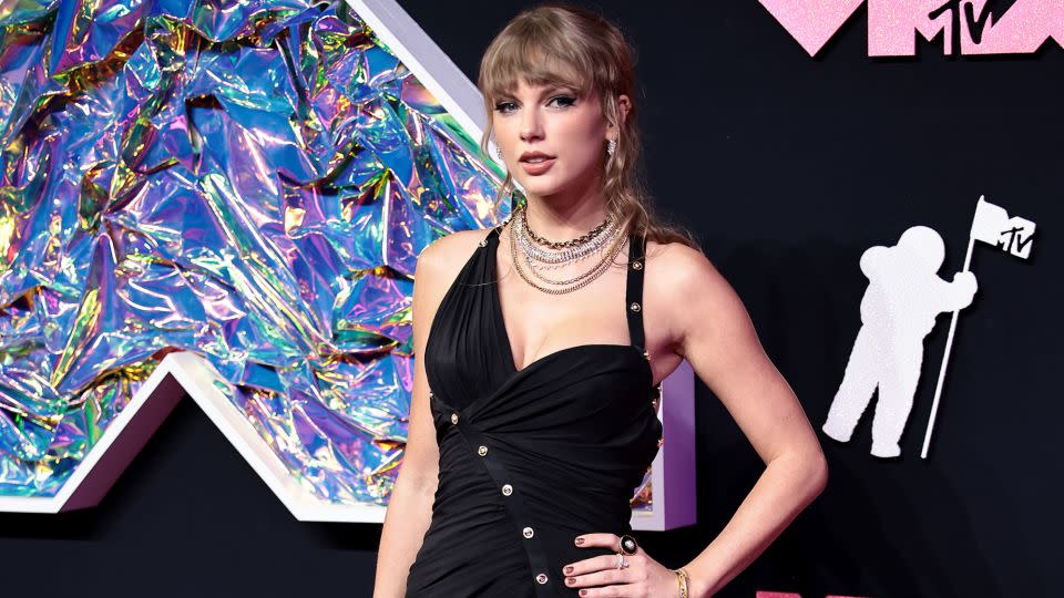 Taylor Swift paired her Versace dress with gold and diamond jewelry from Ariel Saidian, Anita Ko, İTÄ and Maria Tash. - Dimitrios Kambouris/Getty Images