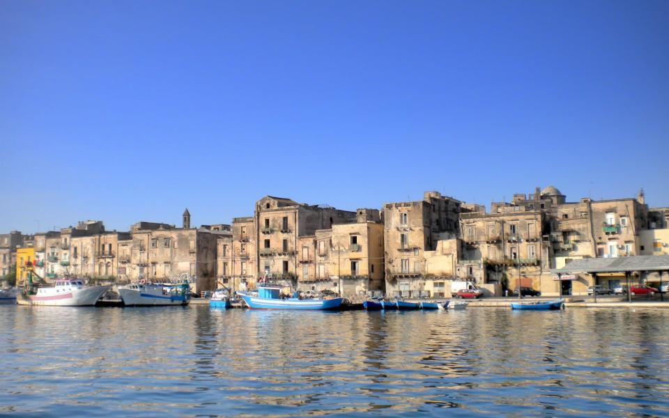 Fishing boats and the old city of Taranto - Moment RF