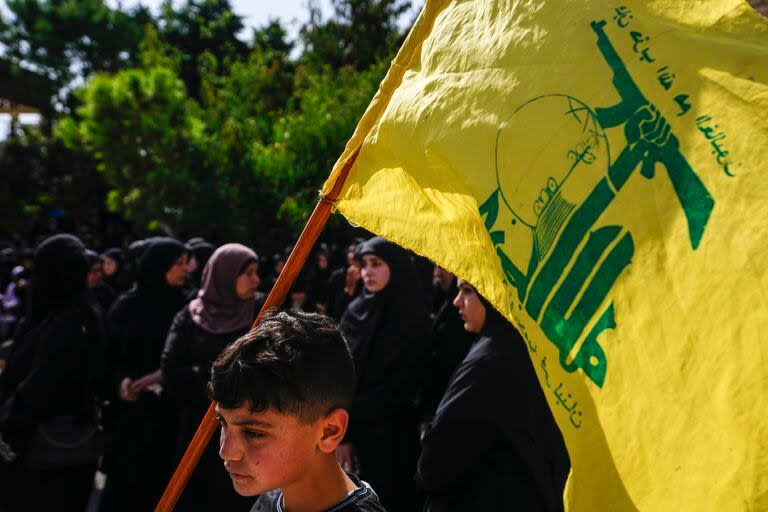 La procesión fúnebre para un combatiente de Hezbollah muerto en combate con fuerzas israelíes, en la aldea de Majadel en el sur del Líbano, el 22 de octubre de 2023. (Foto AP/Hassan Ammar)