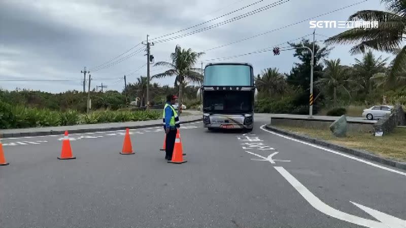 大量車輛湧入風景區管理人員擺三角錐管制交通。