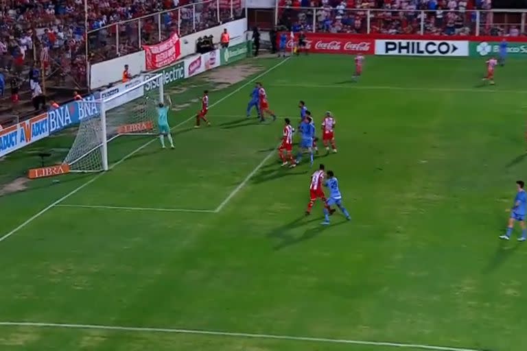 El arquero Mele se ve sorprendido por el envío de Matías Cacu García, el golazo de 2-0 de Belgrano